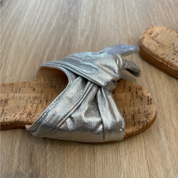Ninety Union Woman’s 8 Silver Fabric Bow Slide Sandals - Picture 4 of 9